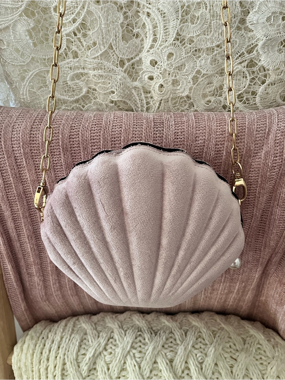 Shell-Shaped Crossbody Bag in Blush Pink by